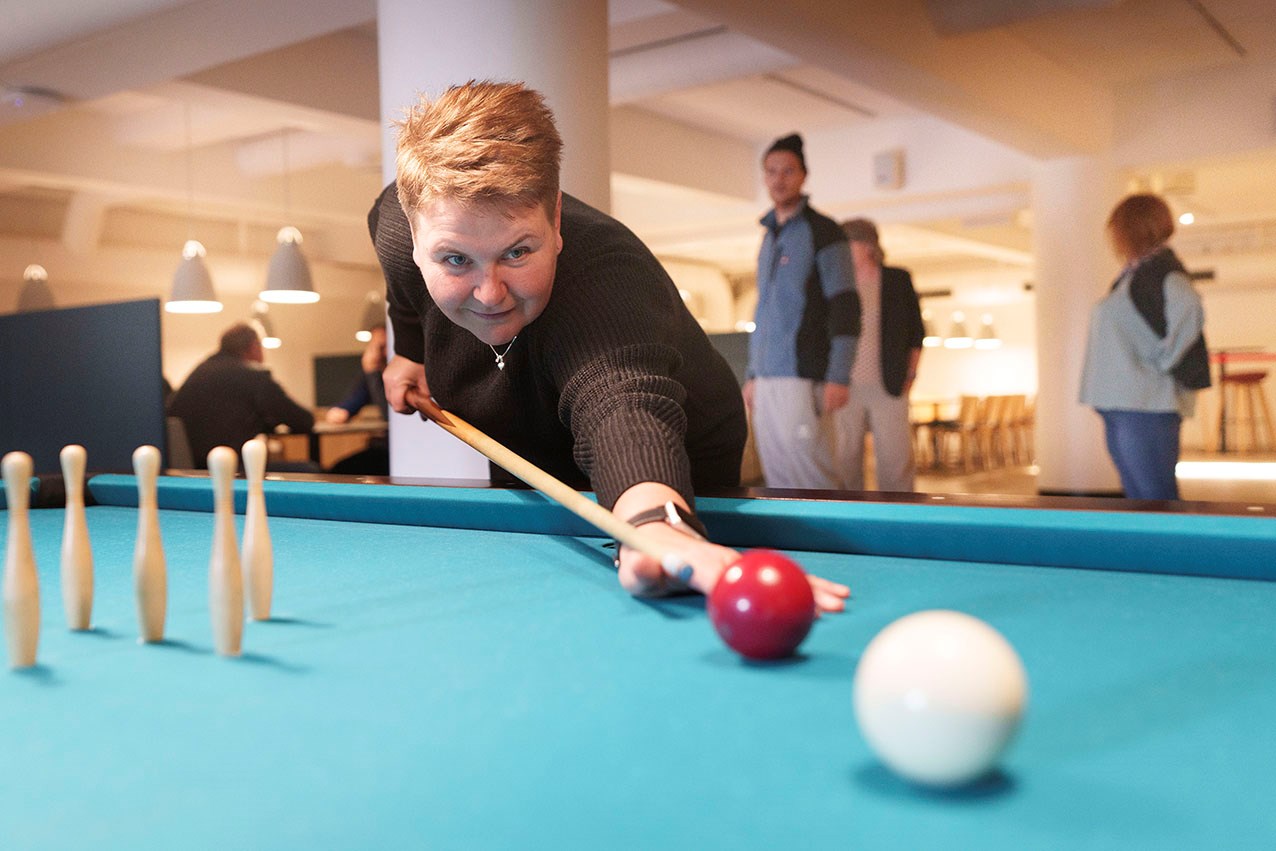 woman playing billiard 